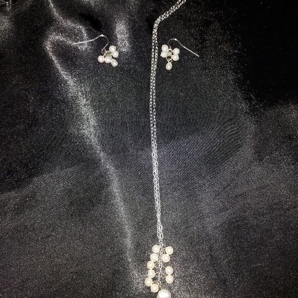 PEARL NECKLACE AND EARRING SET - Picture 6 of 13